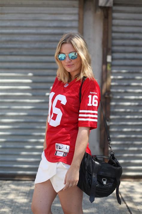 how to style oversized jersey.